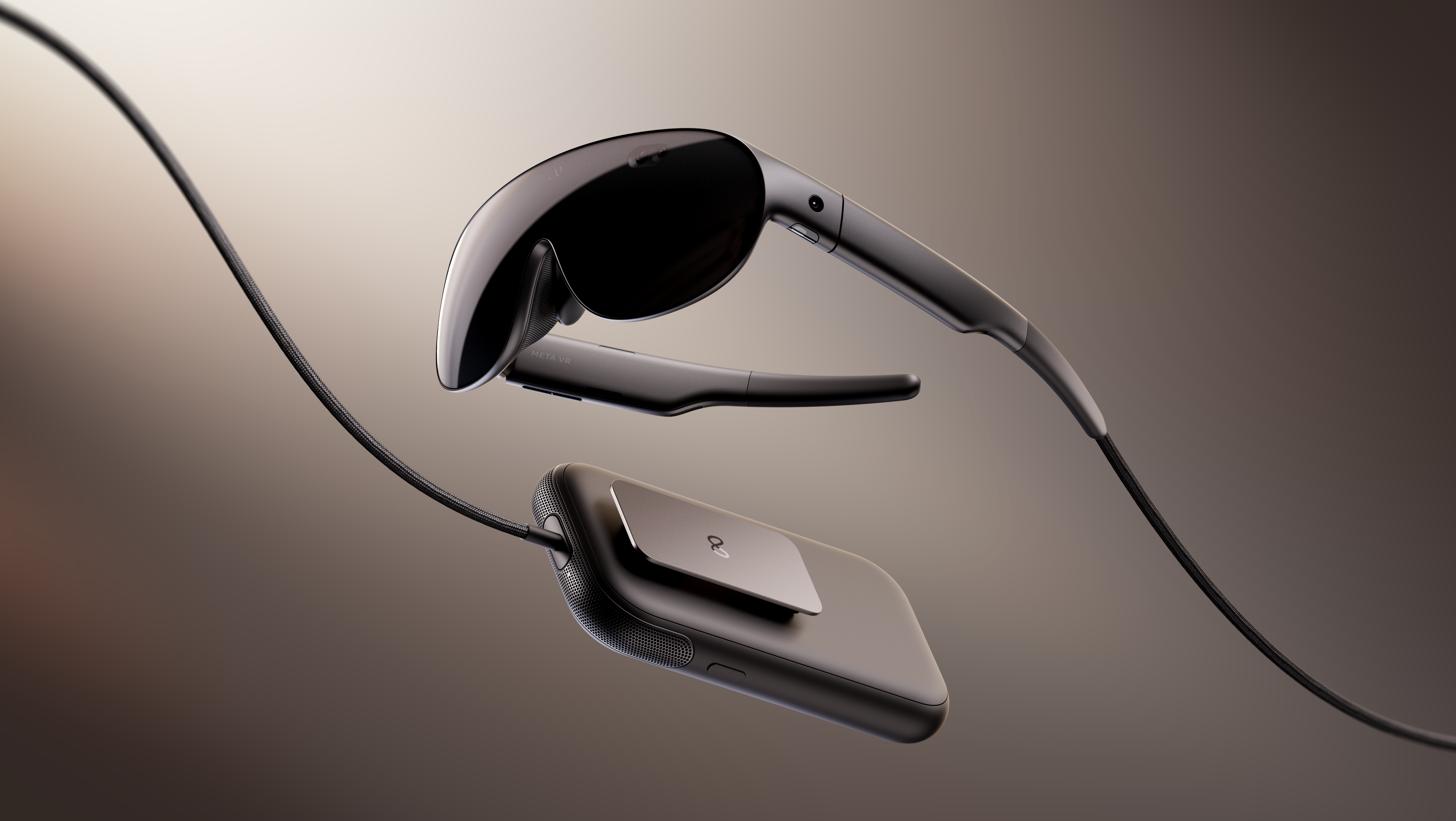 Meta VR Glasses noires accompagnées de leur boîtier séparé, avec un câble reliant les deux éléments.