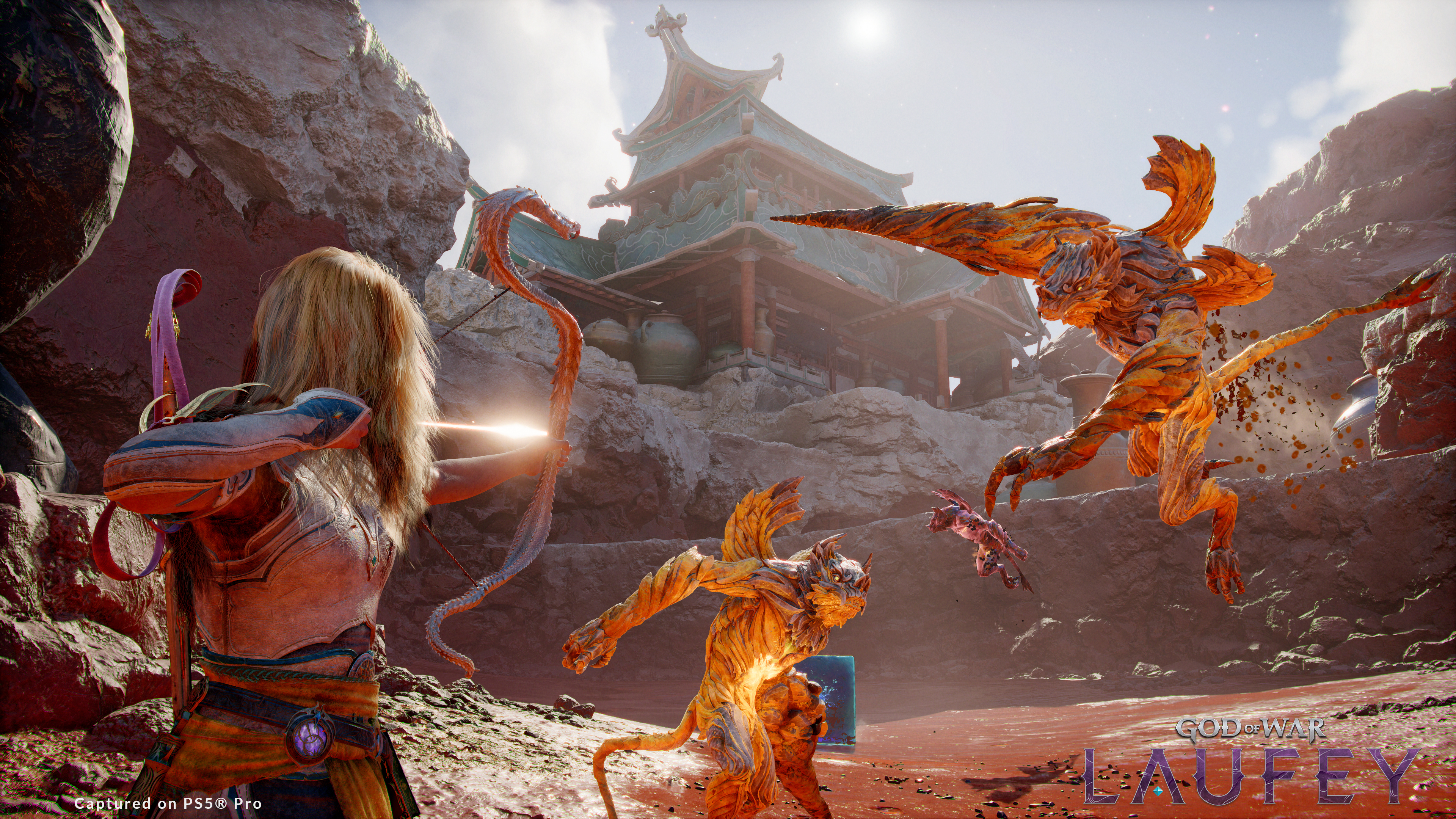 Faye vise avec son arc plusieurs adversaires aériens devant un temple dans God of War Laufey.