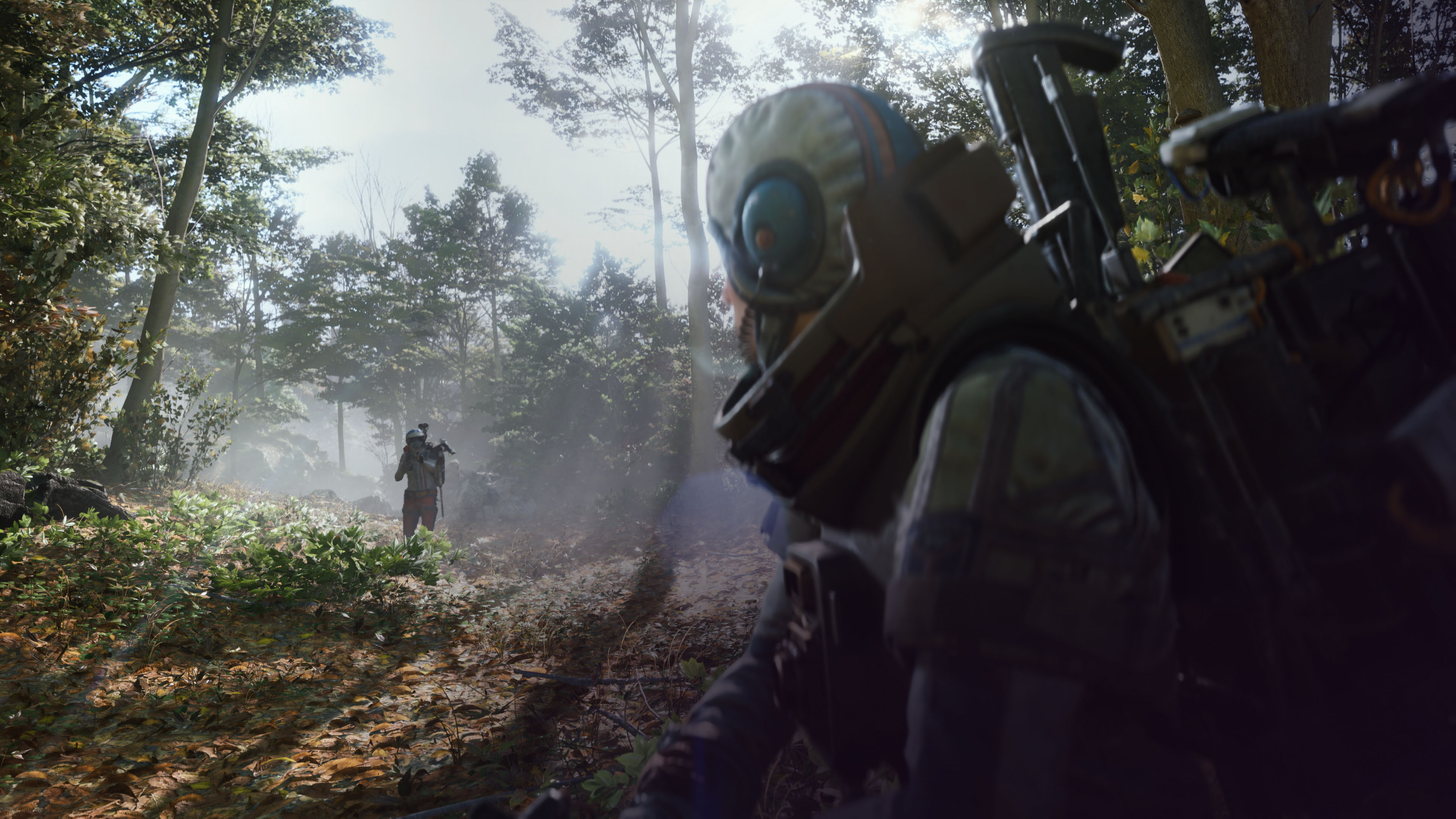 Un Raider vu de dos observe un autre personnage armé dans une forêt éclairée par le soleil.
