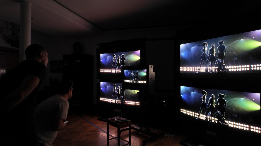 Séance du comparatif HDTVTest 2026 avec téléviseurs masqués et moniteur de référence, photo publiée par Samsung