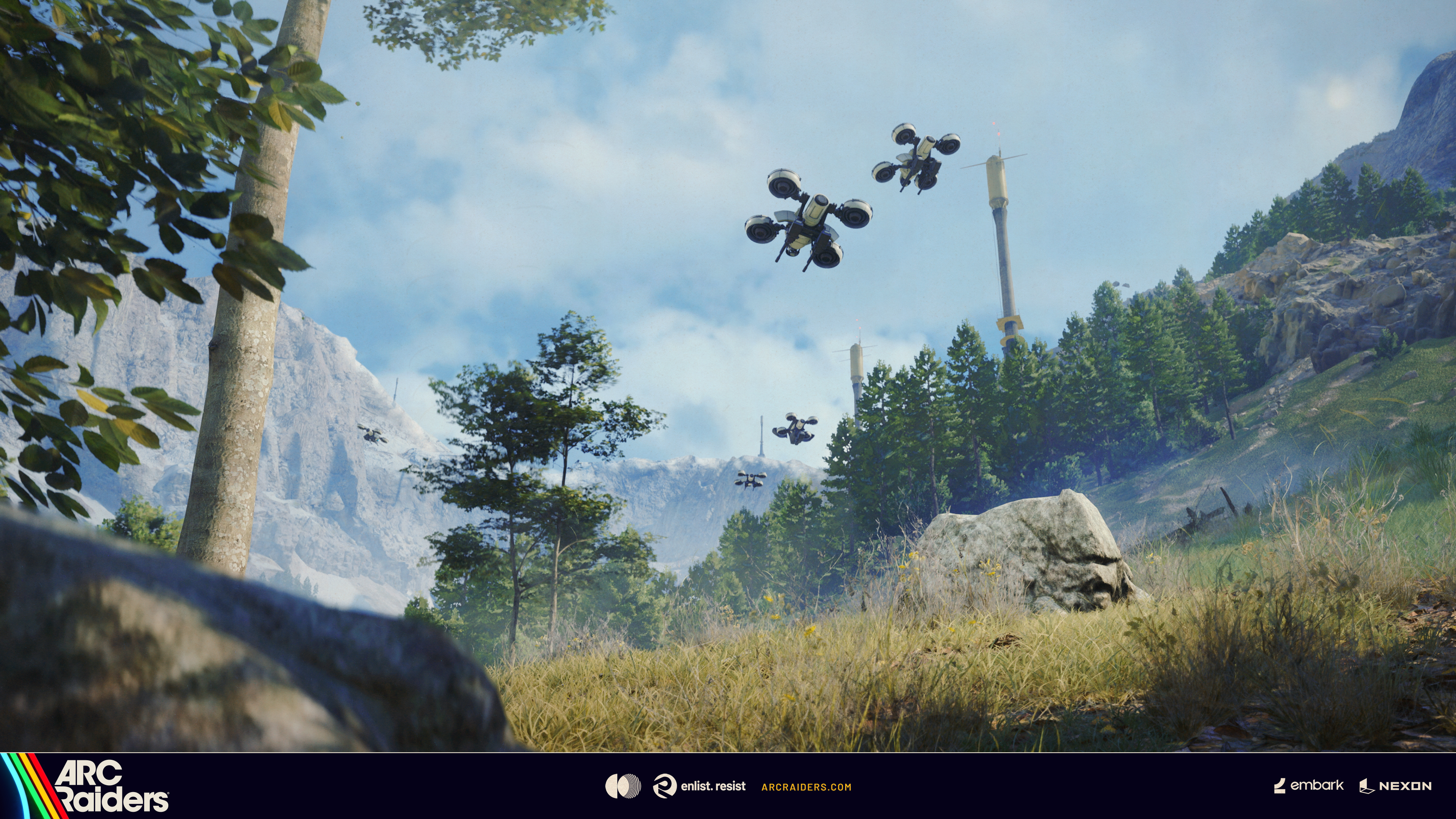 Plusieurs machines volantes ARC survolent une vallée arborée entre des montagnes, dans une capture officielle d’ARC Raiders.