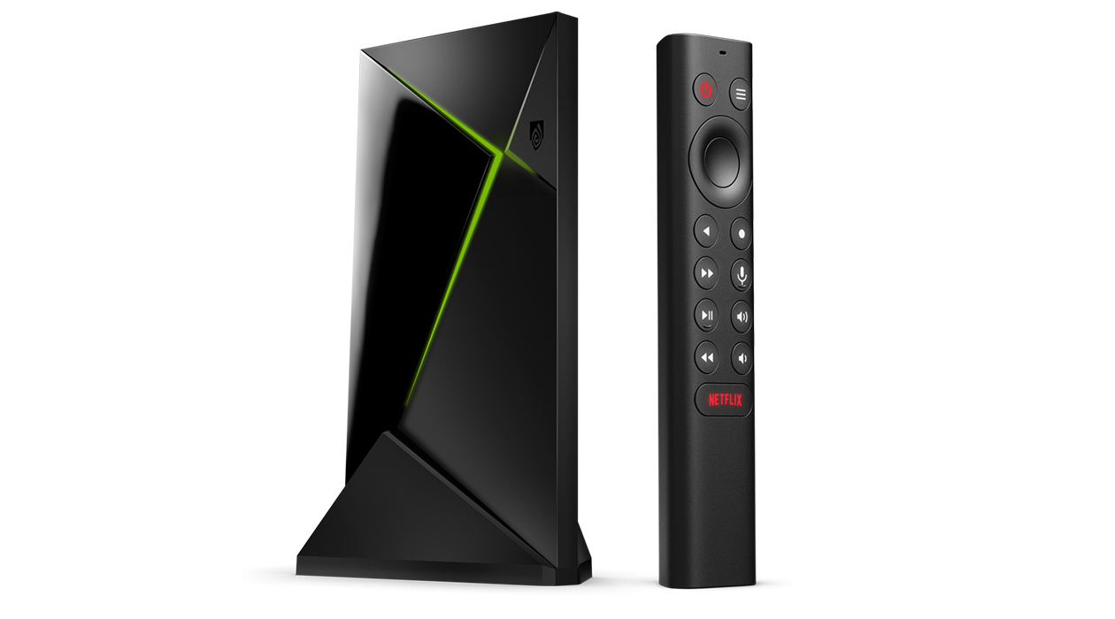 Le boîtier NVIDIA SHIELD TV Pro et sa télécommande, vus de face