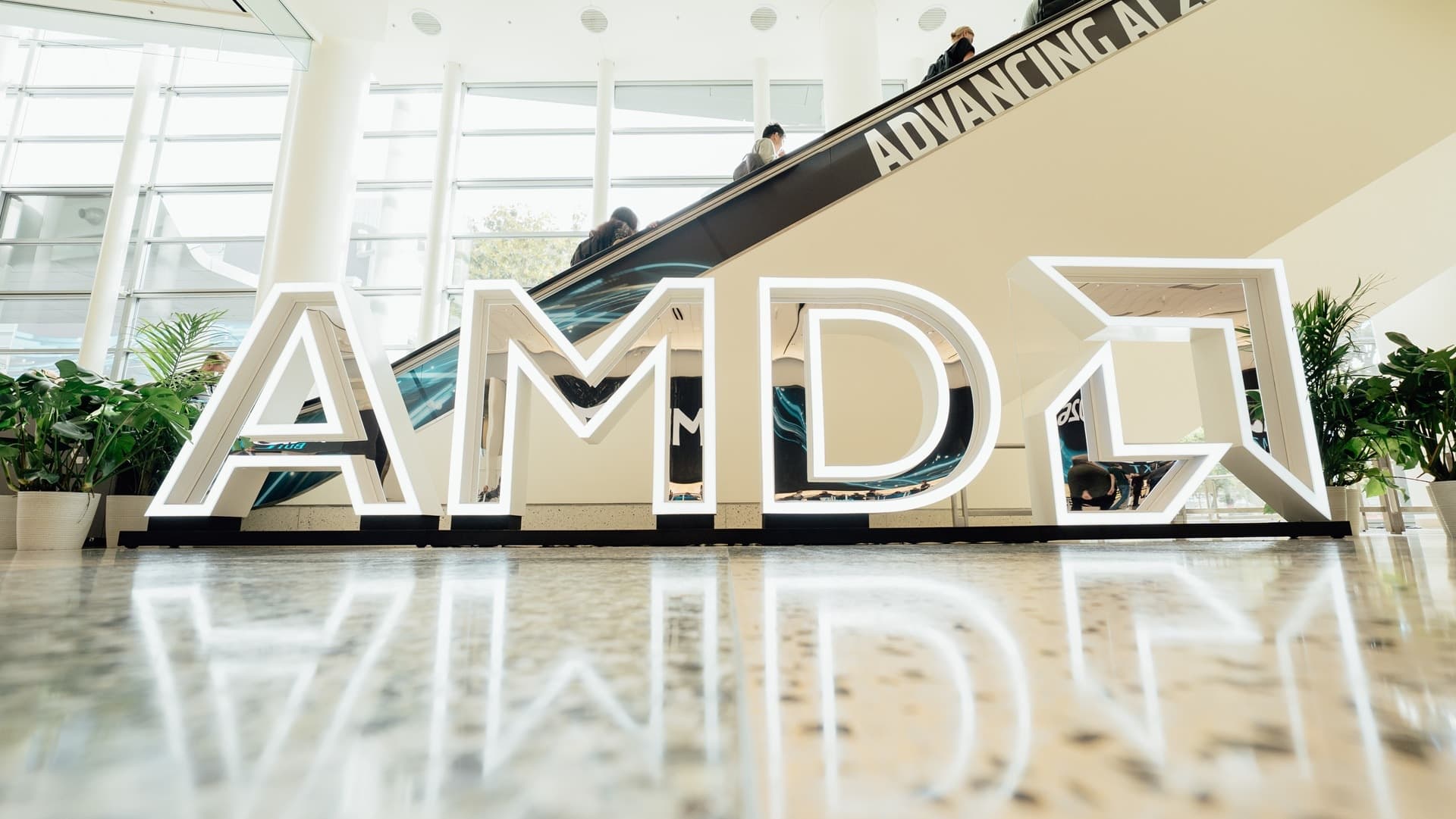 Installation officielle AMD à Advancing AI 2026 avec le logo de l’entreprise.