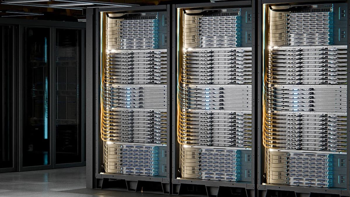 Visuel officiel de plusieurs racks AMD Helios destinés à l’entraînement et à l’inférence d’intelligence artificielle.