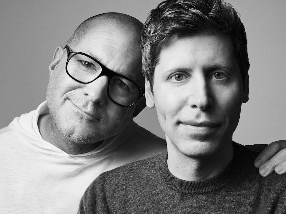 Portrait officiel de Sam Altman et Jony Ive publié par OpenAI pour annoncer leur collaboration hardware.
