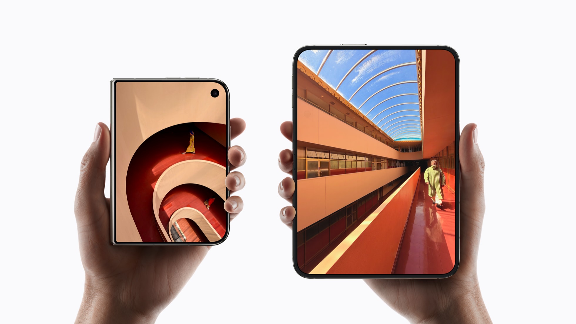 Deux mains présentent un iPhone Duo fermé à gauche et un autre ouvert à droite, avec des photographies d’architecture orange affichées sur les écrans.