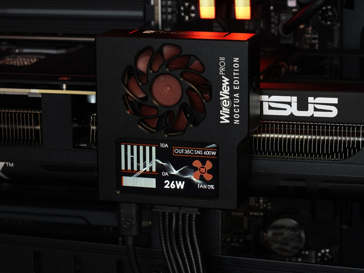 Boîtier WireView Pro II Noctua installé sur une carte ASUS, avec ventilateur brun et écran de surveillance allumé.