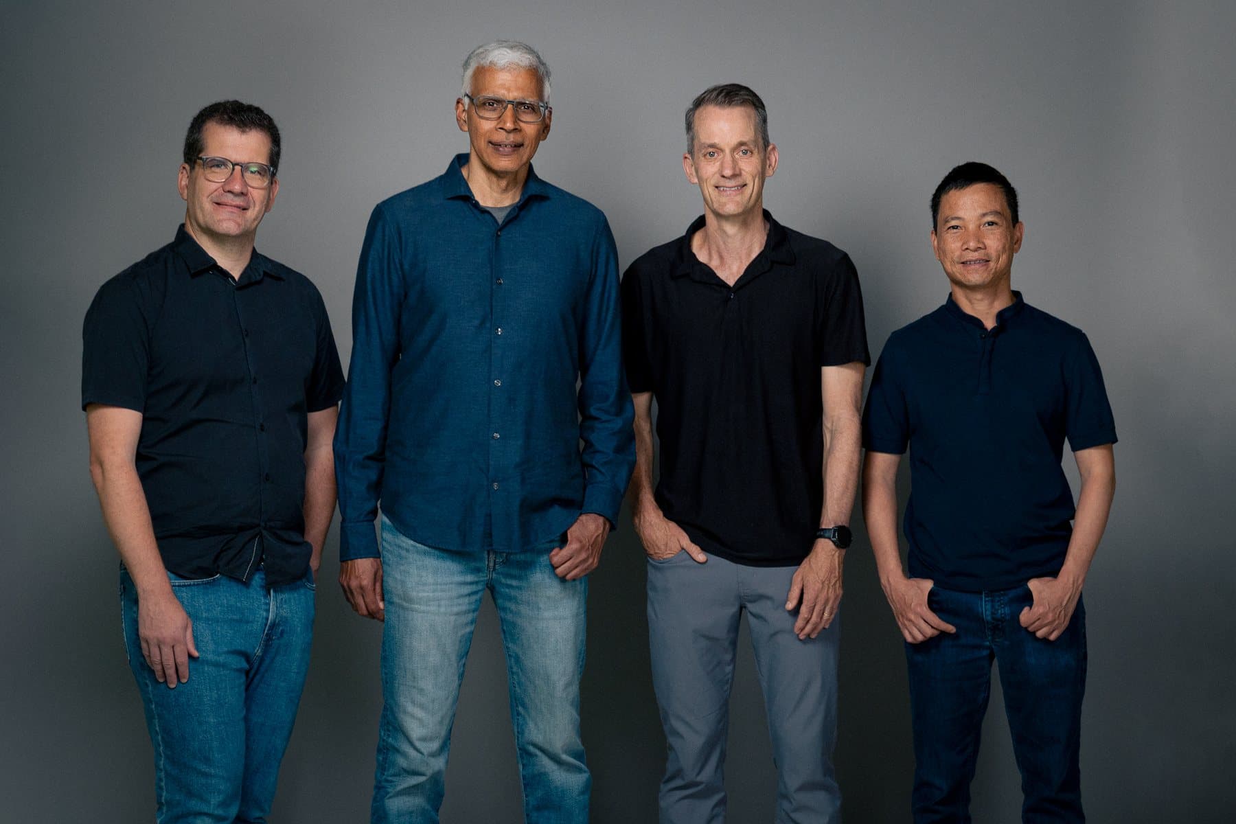 Photo officielle des fondateurs de Discovery Loop : Oriol Vinyals, Sanjay Ghemawat, Jeff Dean et Quoc Le, de gauche à droite.