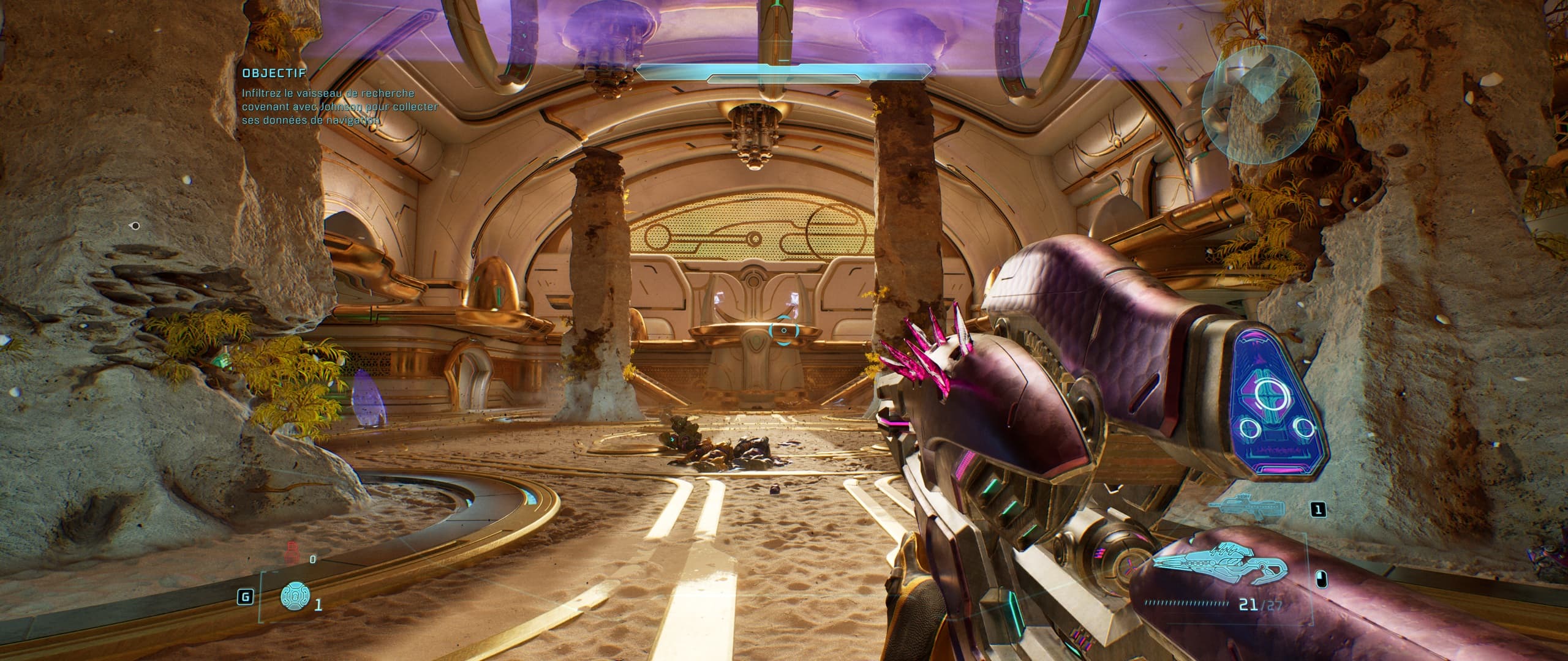 Capture personnelle en 21:9 d’une mission bonus dans un intérieur Covenant lumineux, avec une nouvelle arme au premier plan.