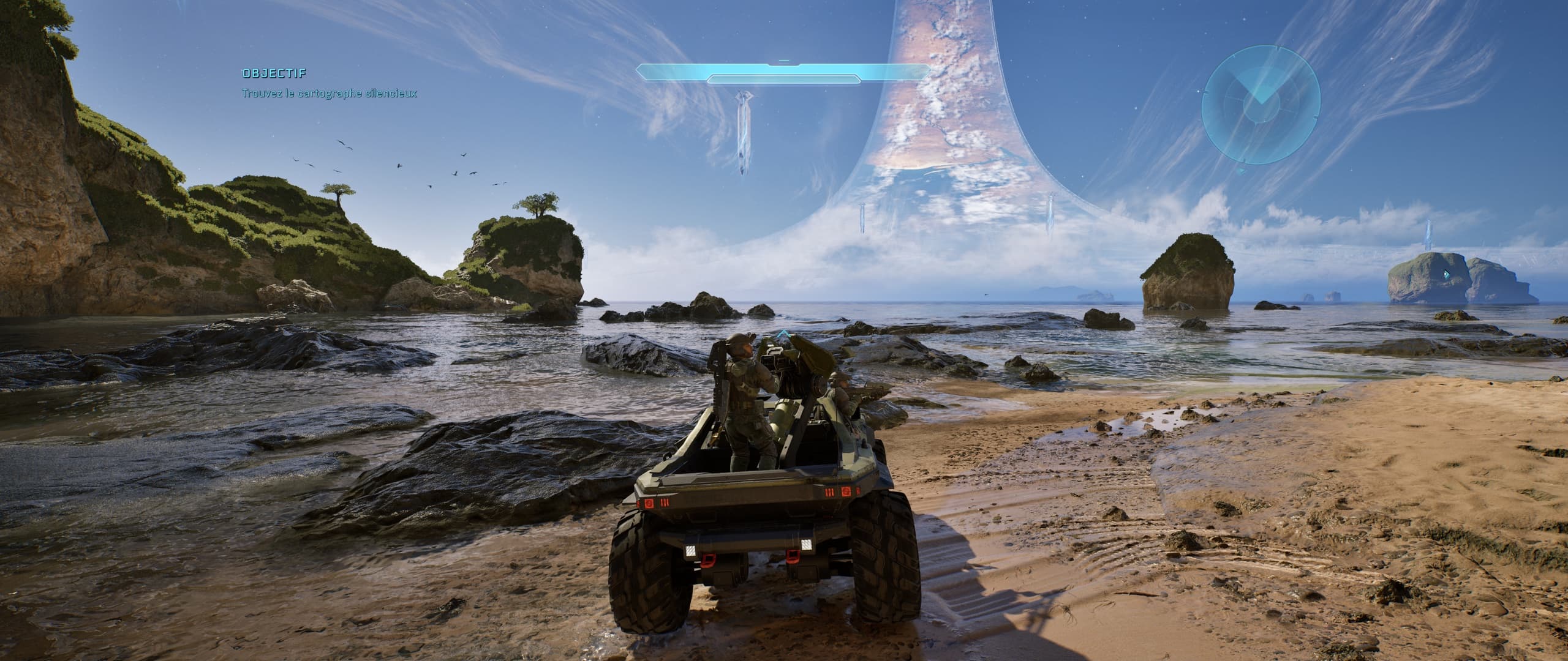 Capture personnelle en 21:9 d’un Warthog sur une plage, avec l’anneau Halo, l’océan et la végétation sous un ciel lumineux.