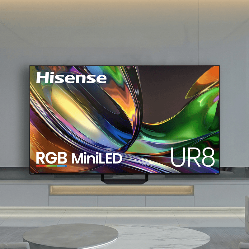 Téléviseur Hisense UR8 RGB MiniLED 2026 vu de face dans un intérieur clair.