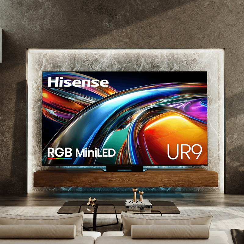 Téléviseur Hisense UR9 RGB MiniLED 2026 présenté dans un salon.
