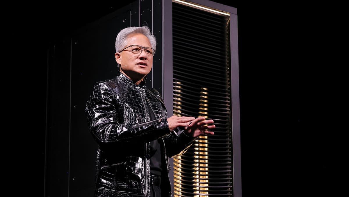 Photographie officielle de Jensen Huang présentant un système Rubin lors du CES.
