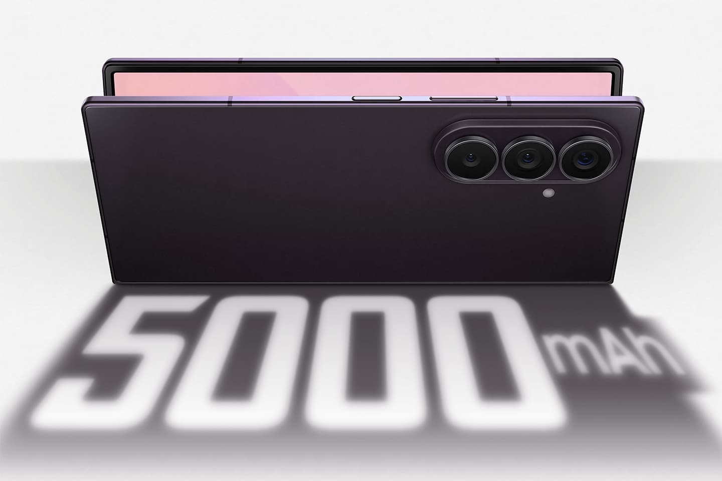 Visuel officiel Samsung du Galaxy Z Fold8 Ultra mettant en avant sa batterie de 5 000 mAh.