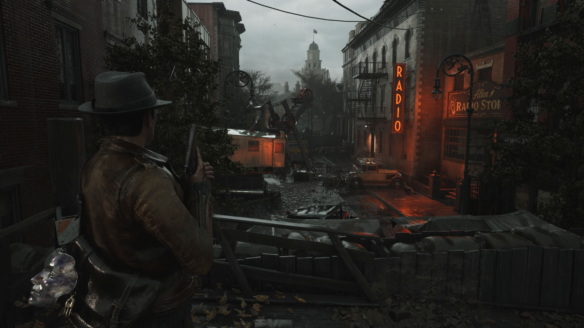 Calvin Rafferty observe une rue inondée d’Arkham dans The Sinking City 2.