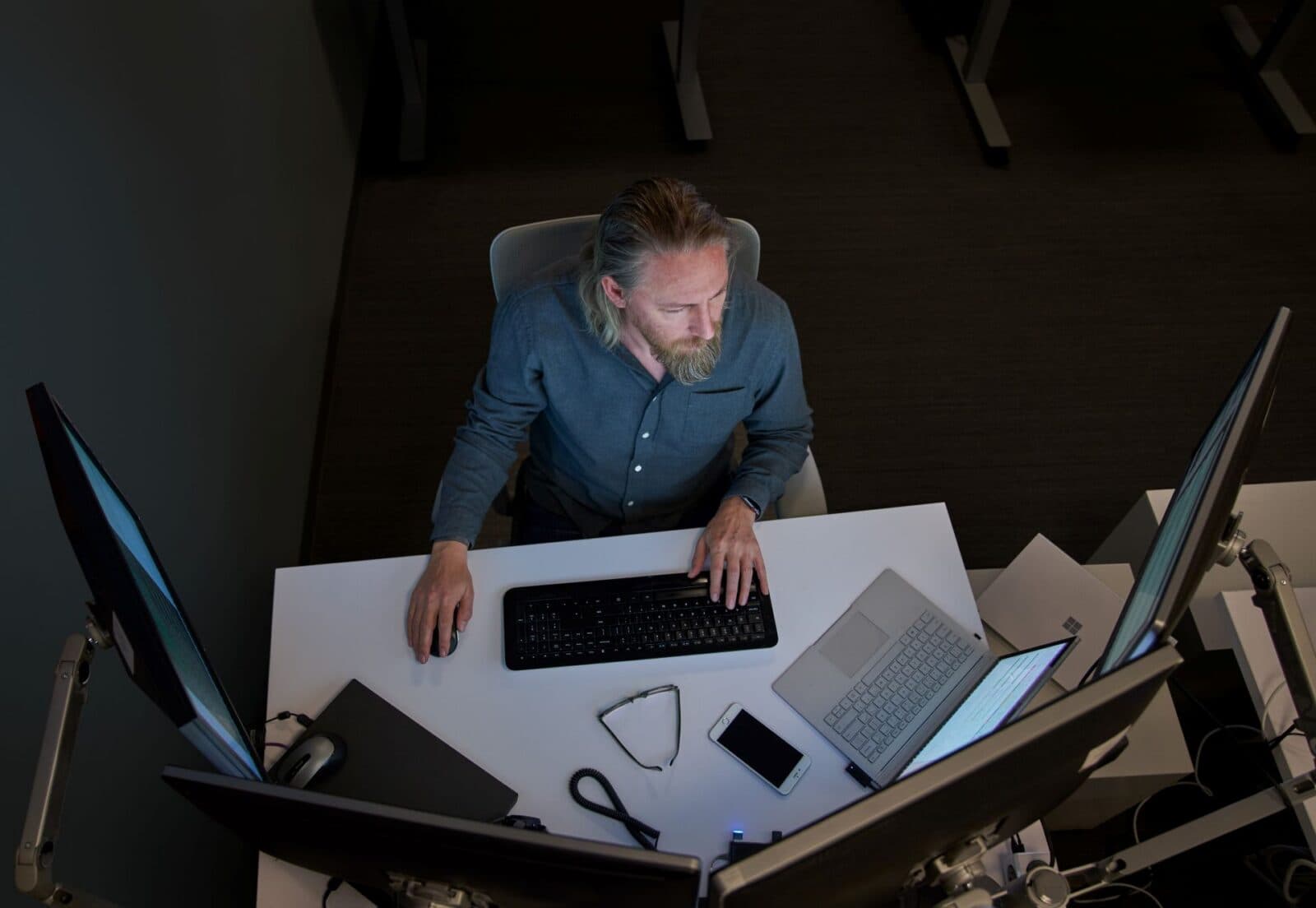 Photographie officielle Microsoft d’un poste Windows utilisé pour des opérations de sécurité.