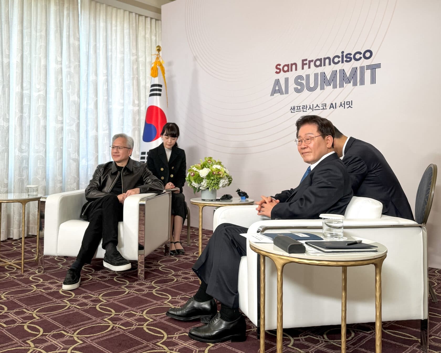 Photo officielle de Jensen Huang en réunion avec le président sud-coréen Lee Jae-myung pendant le sommet IA.