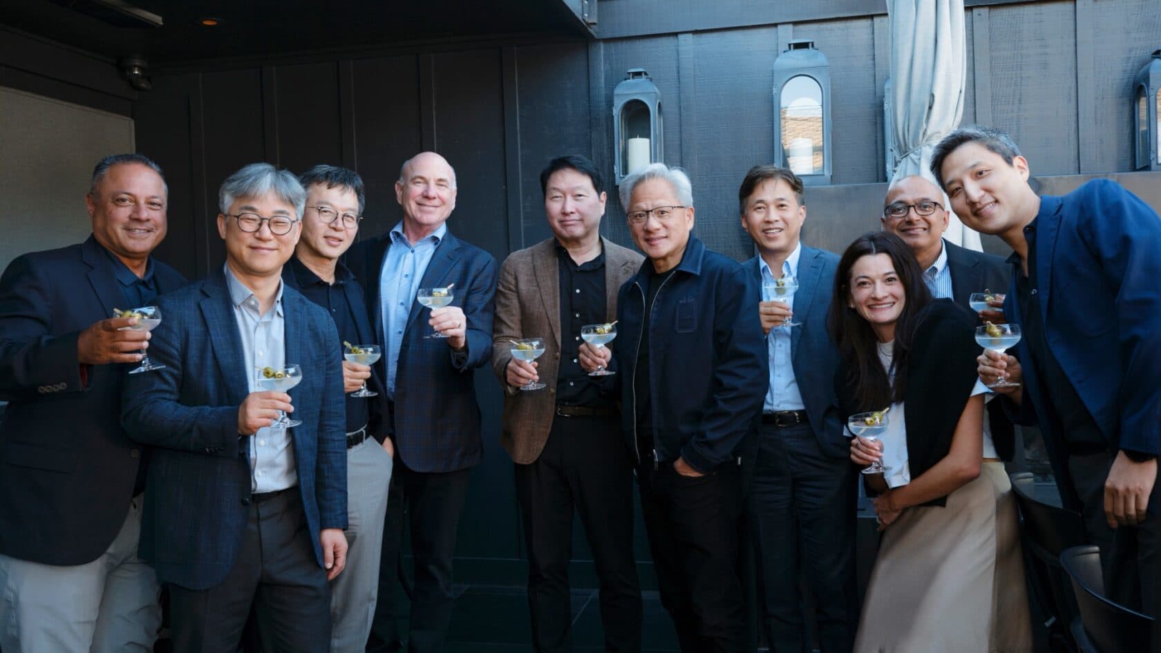 Photo officielle de Jensen Huang avec les équipes de SK Group, SK hynix et SK Telecom avant le sommet.