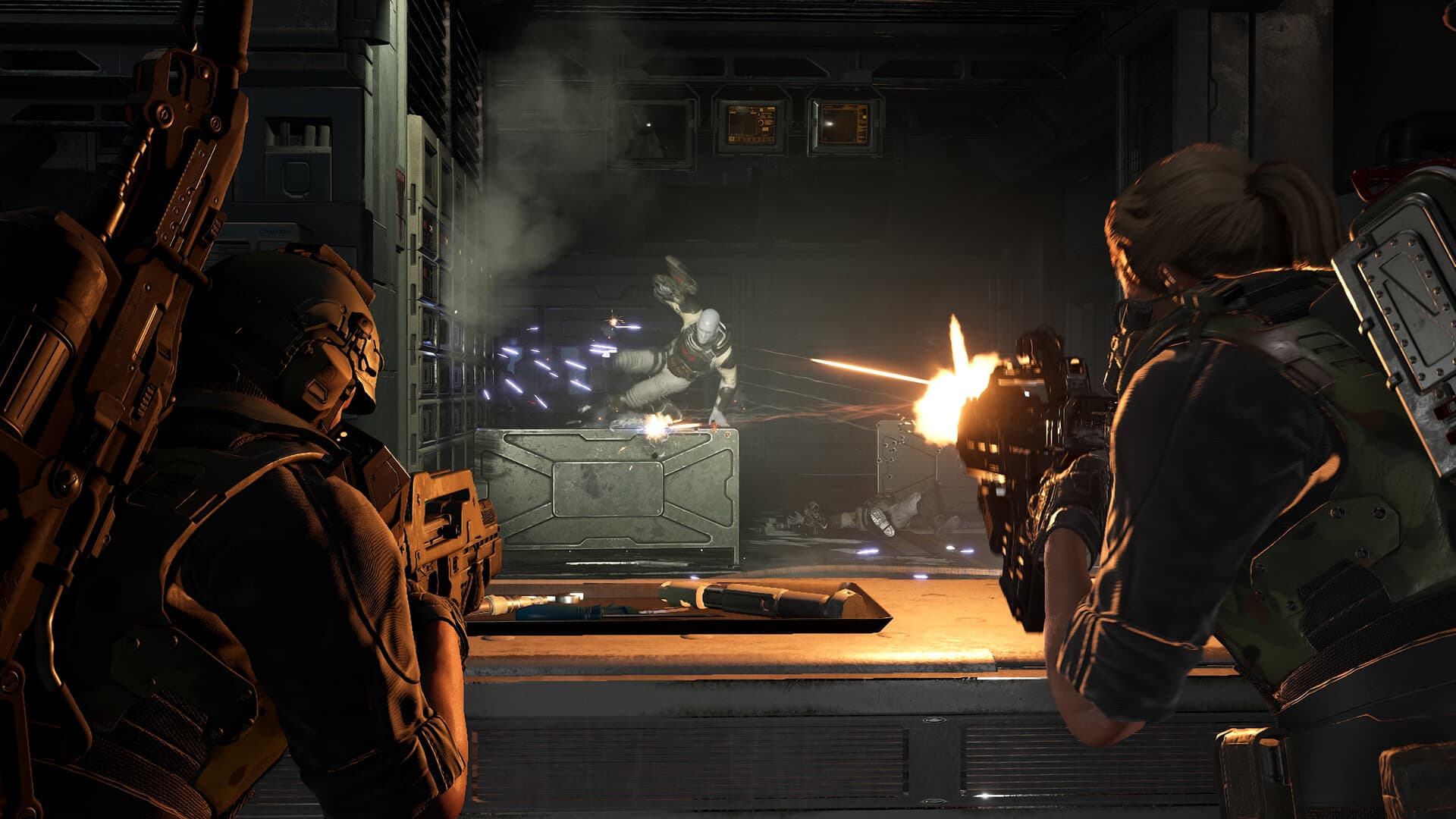 Capture officielle d’Aliens: Fireteam Elite 2 montrant une escouade tirer dans un couloir sombre.