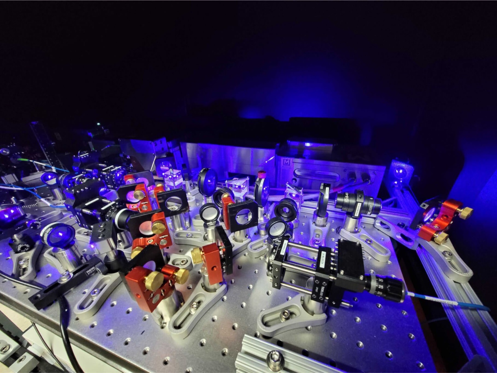 Chemin optique d’un laser du système quantique QuEra testé avec MHS, éclairé en bleu et violet.