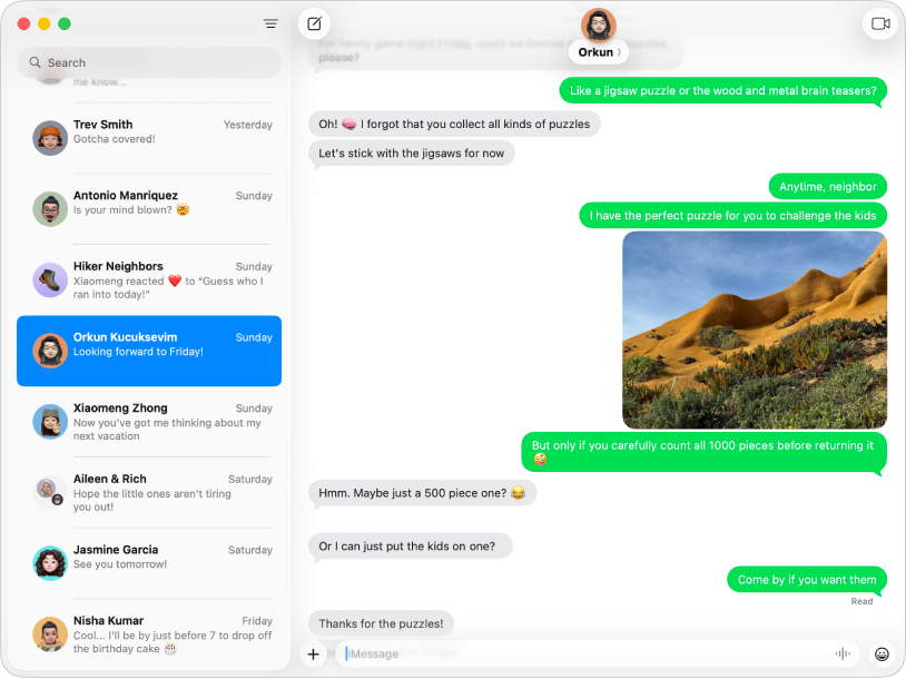 Capture officielle de Messages sur macOS montrant une conversation avec des bulles SMS ou RCS vertes.