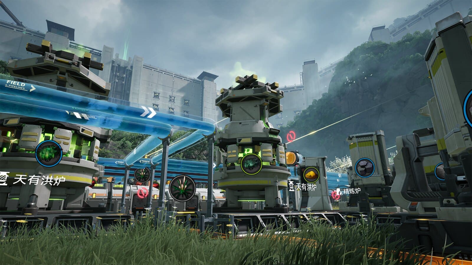 Capture officielle d’une usine automatisée d’Arknights Endfield avec conduites, machines et végétation.