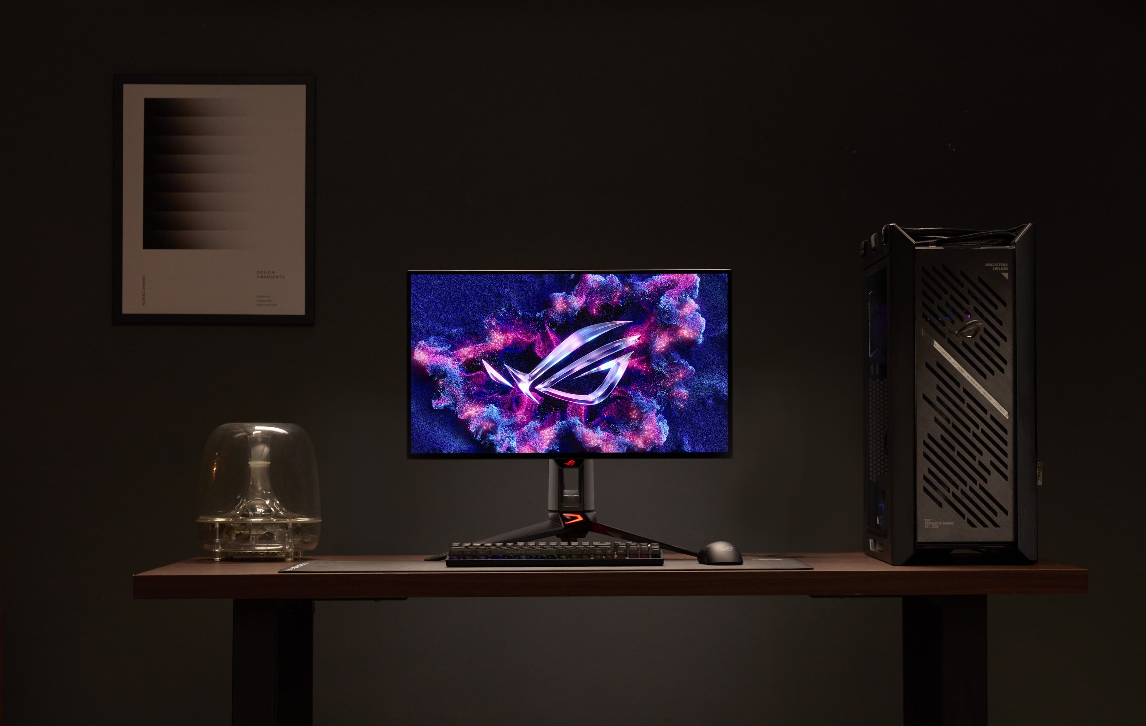 Le moniteur ROG Swift OLED PG27UCWM installé sur un bureau à côté d’un PC ROG.