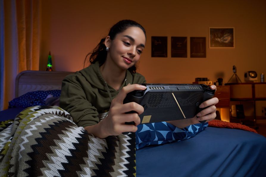 Photographie officielle d’une joueuse tenant la ROG Xbox Ally X20 et montrant son châssis arrière translucide.
