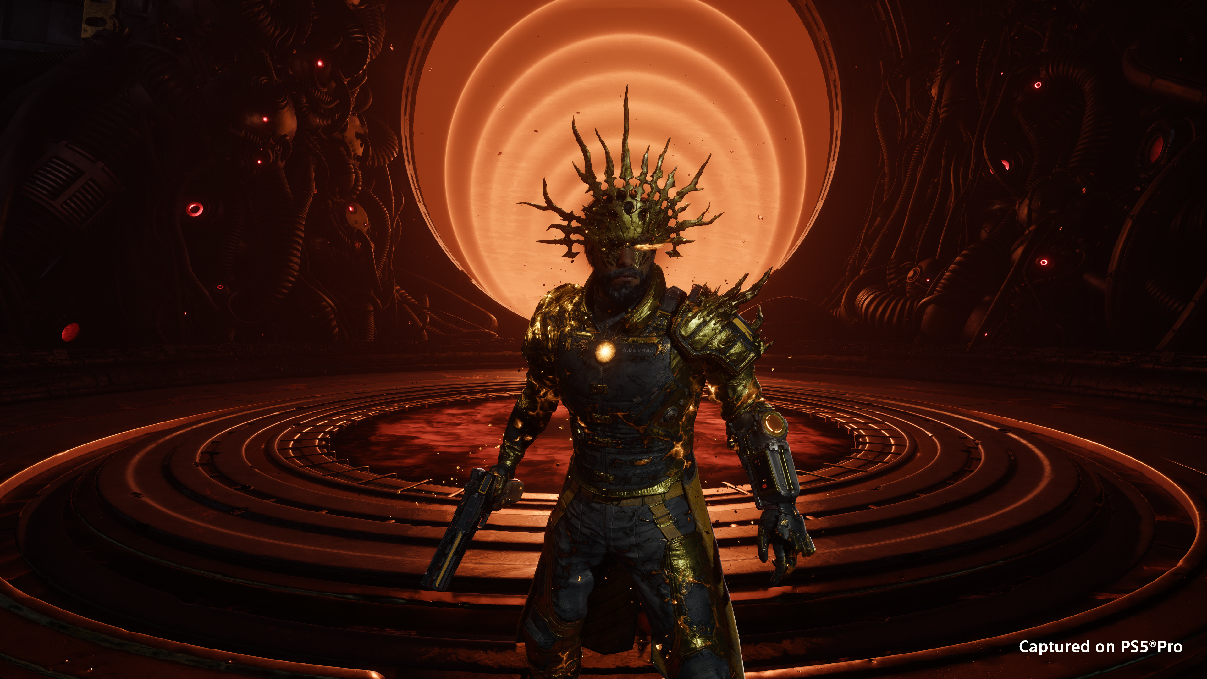 Arjun porte une couronne dorée devant un anneau lumineux orange dans Saros.