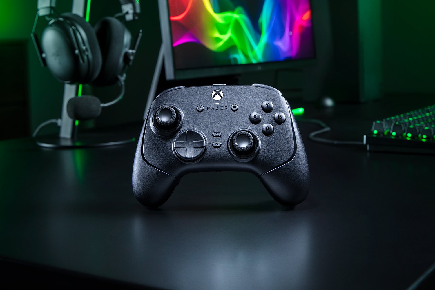 Razer Wolverine V4 Pro noire, vue de face sur un bureau