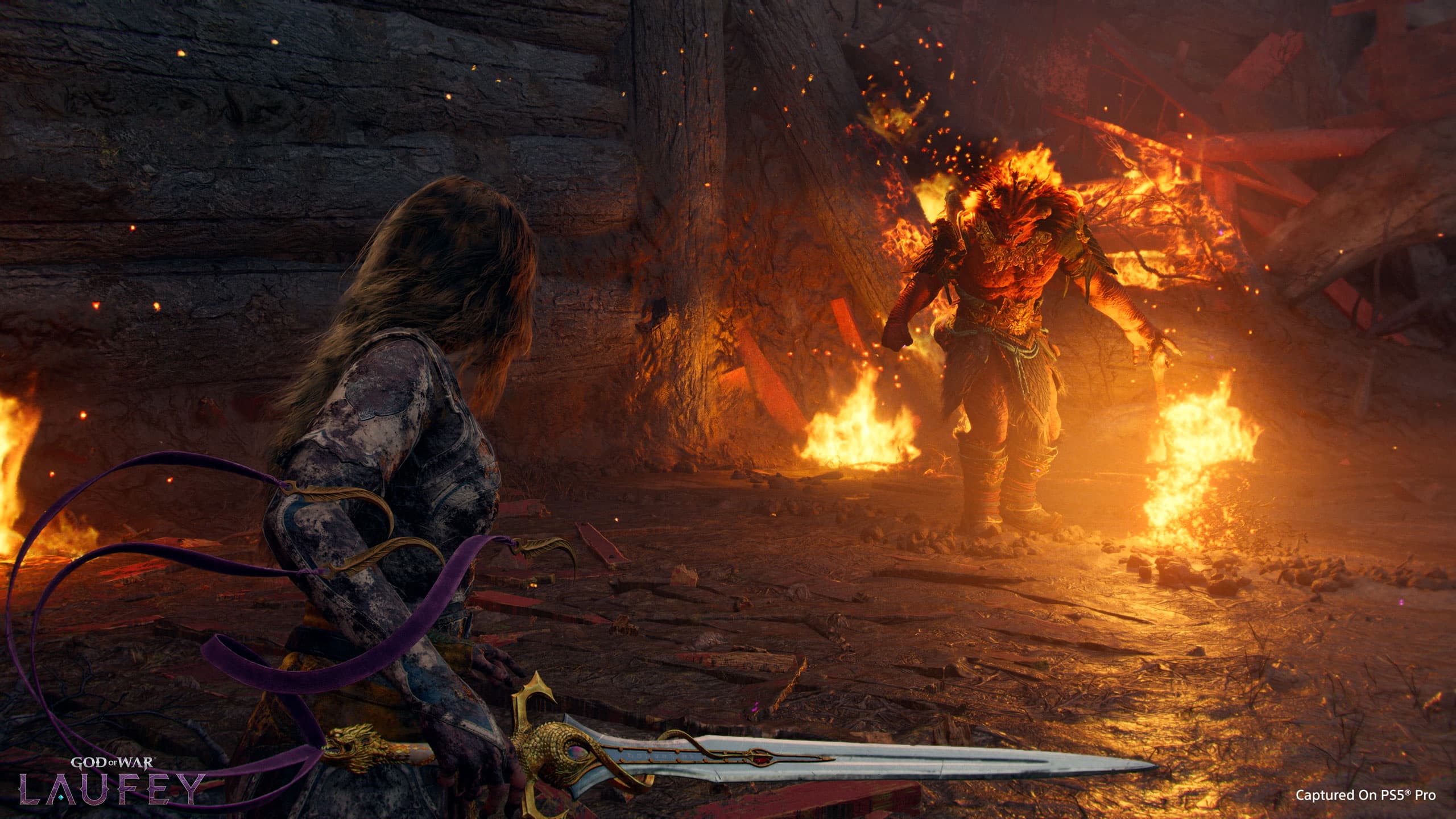Faye affronte une divinité en flammes avec une longue épée dans une capture officielle de God of War Laufey.