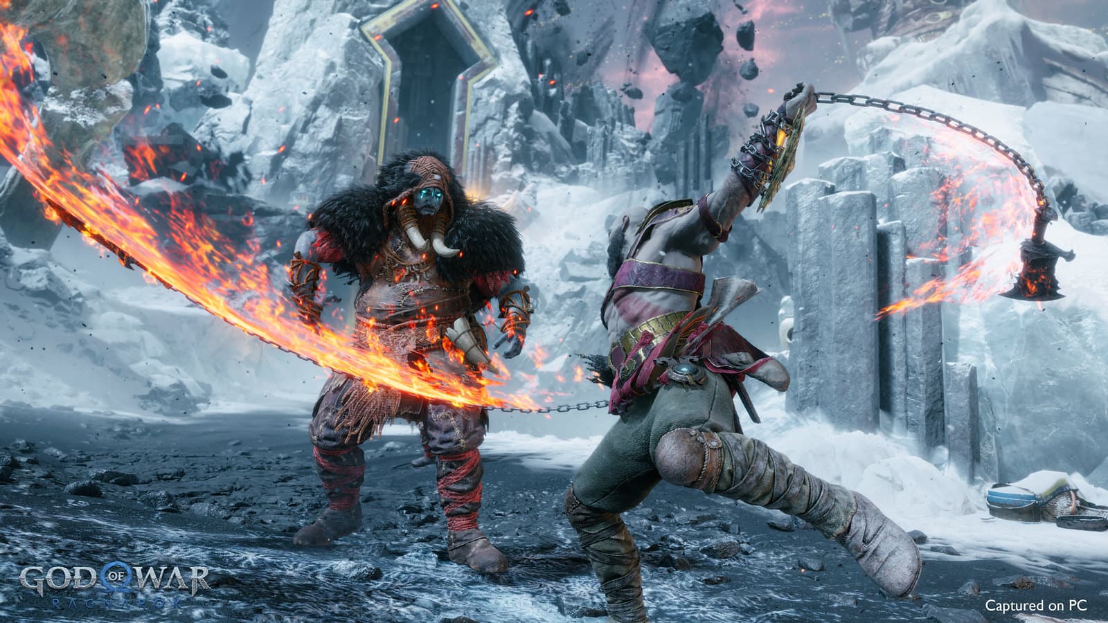 Kratos manie les Lames du Chaos face à un adversaire dans un décor enneigé.