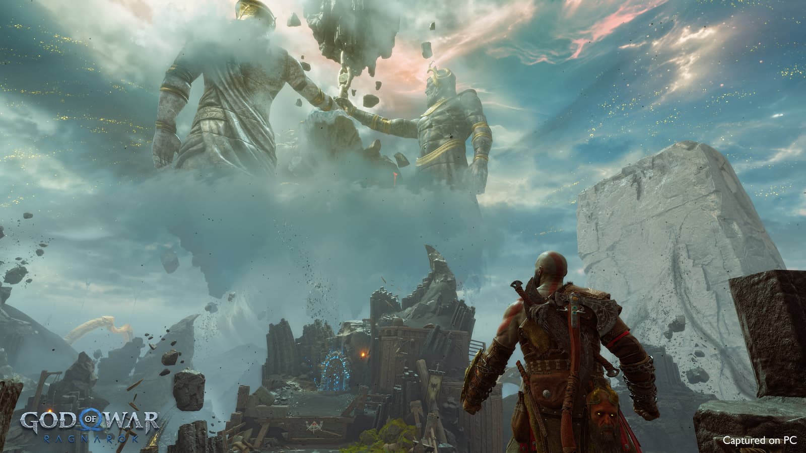 Kratos contemple un ciel lumineux et les structures monumentales du Valhalla.