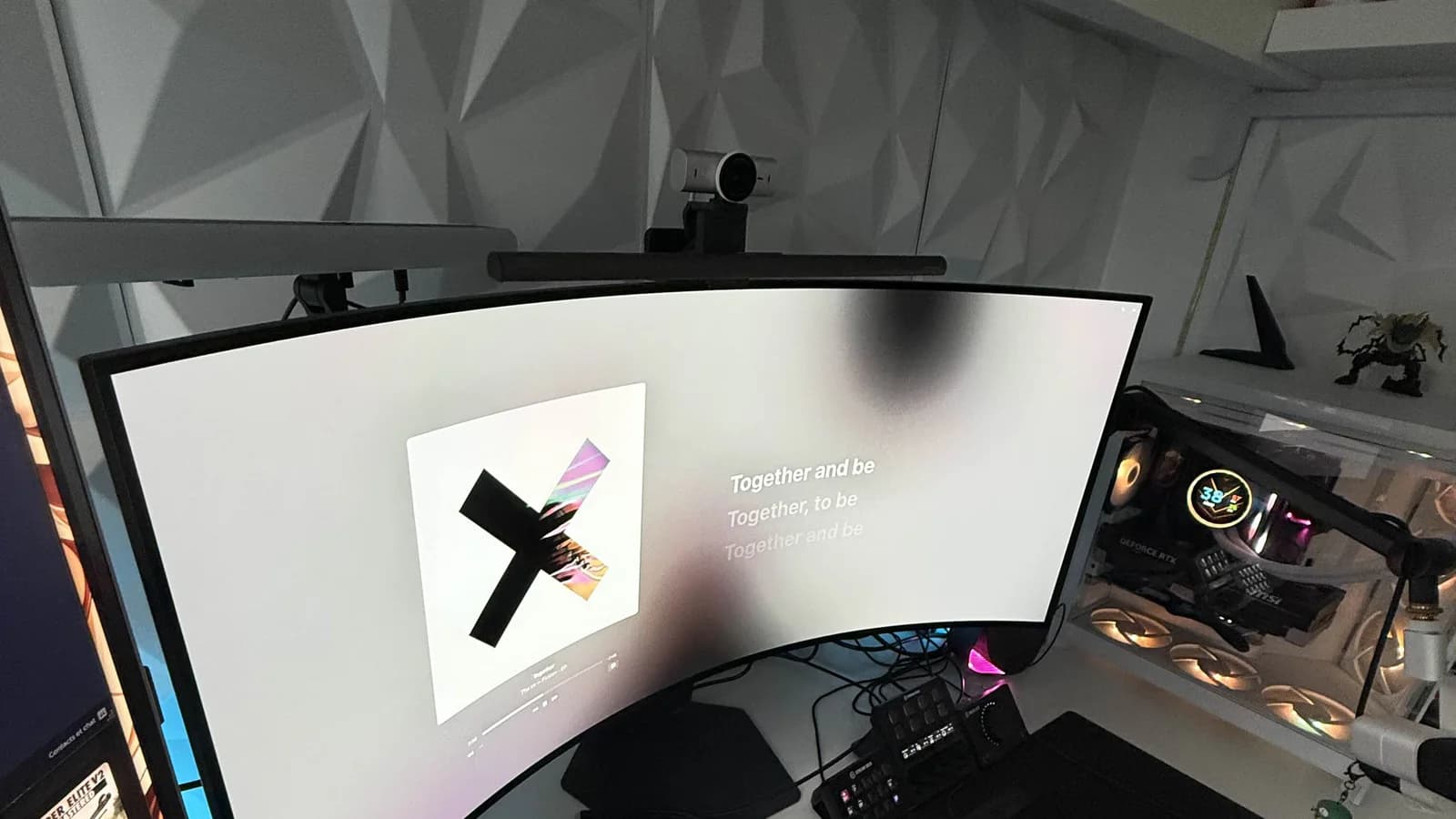 LG UltraGear 45GX950A-B installé dans le setup gaming de Ben, avec son PC visible à droite.