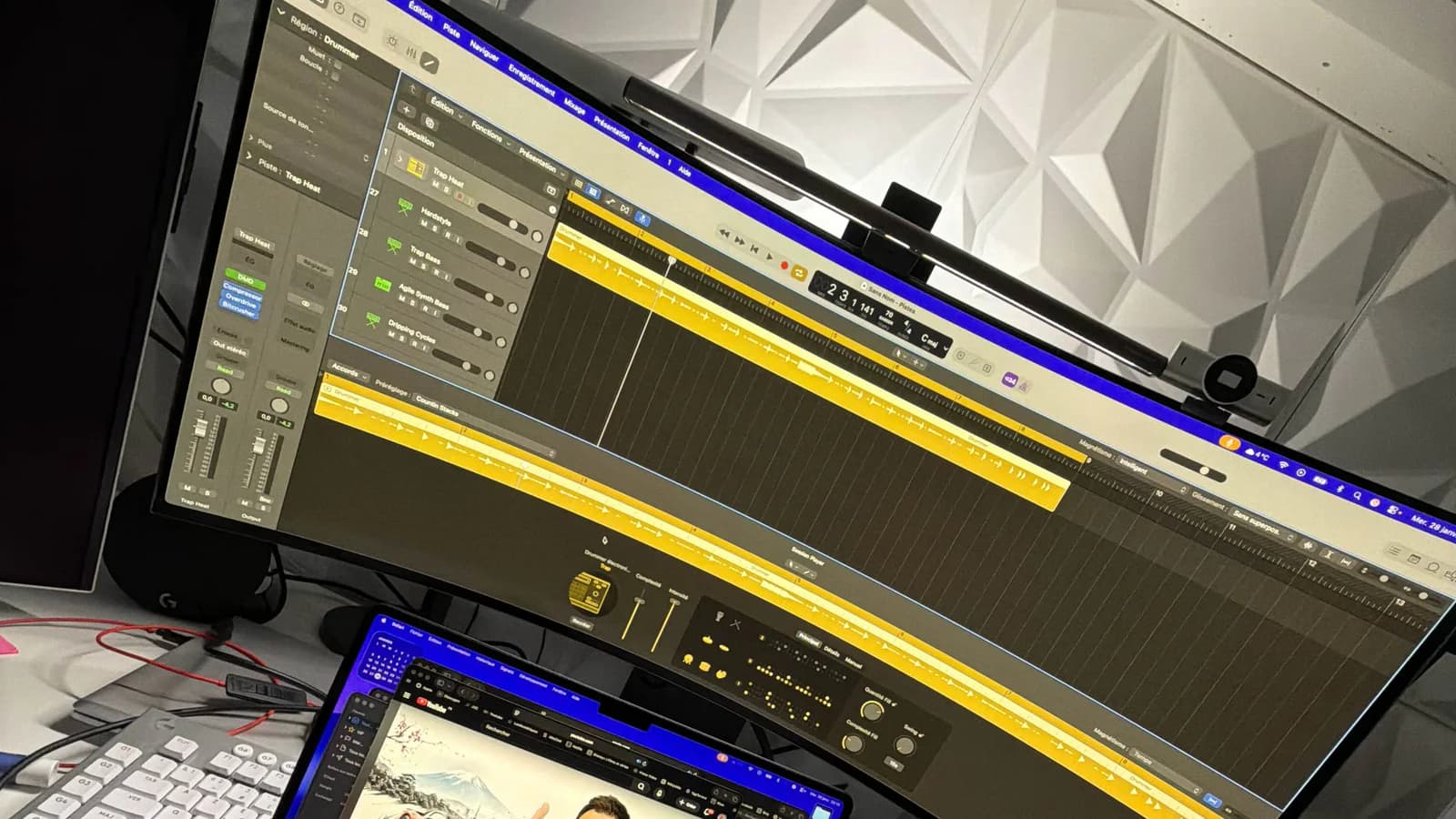 LG UltraGear 45GX950A-B utilisé avec Logic Pro et un MacBook dans le setup de Ben.