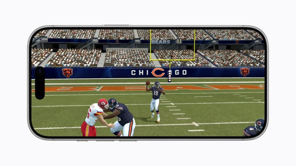 Capture officielle rapprochée d'une passe dans Madden NFL 27 Arcade Edition sur iPhone.