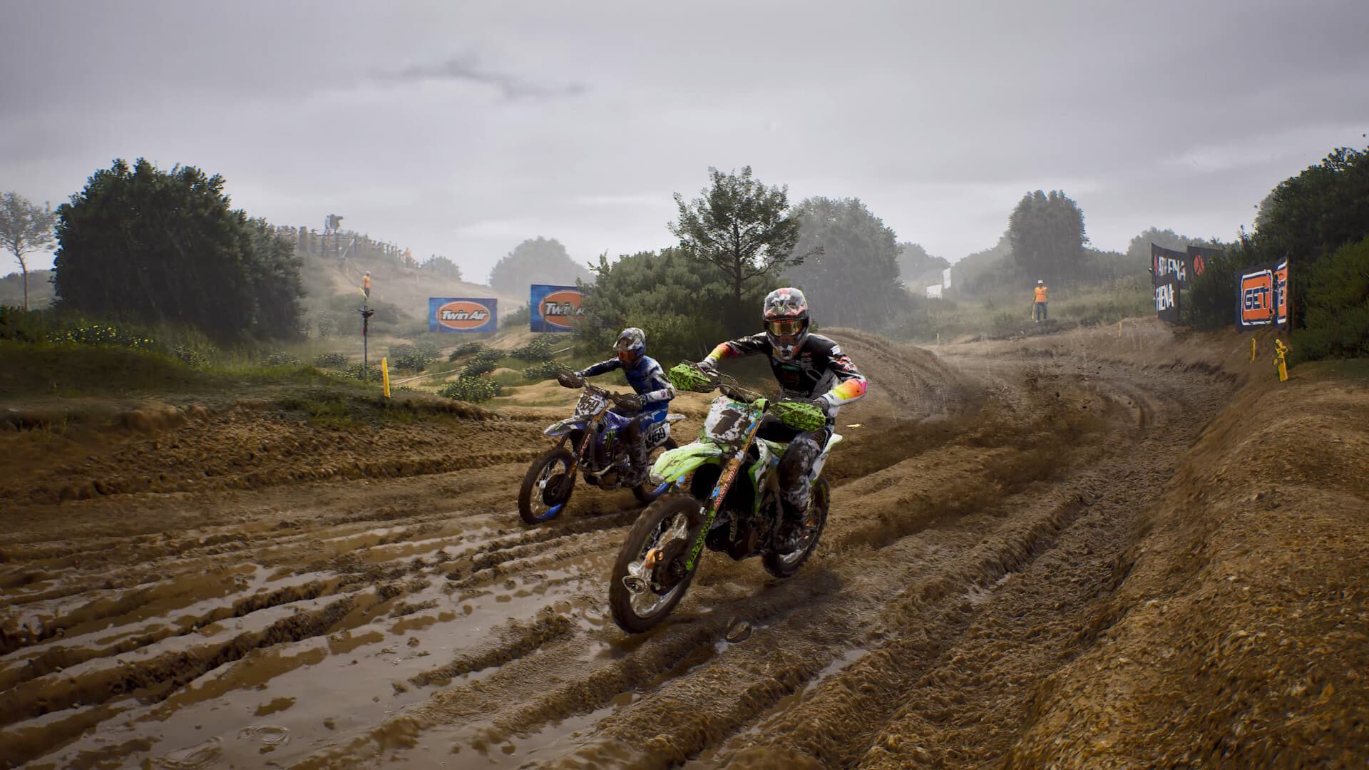 Capture officielle de MXGP 26 montrant deux pilotes dans de profondes ornières sur une piste boueuse.