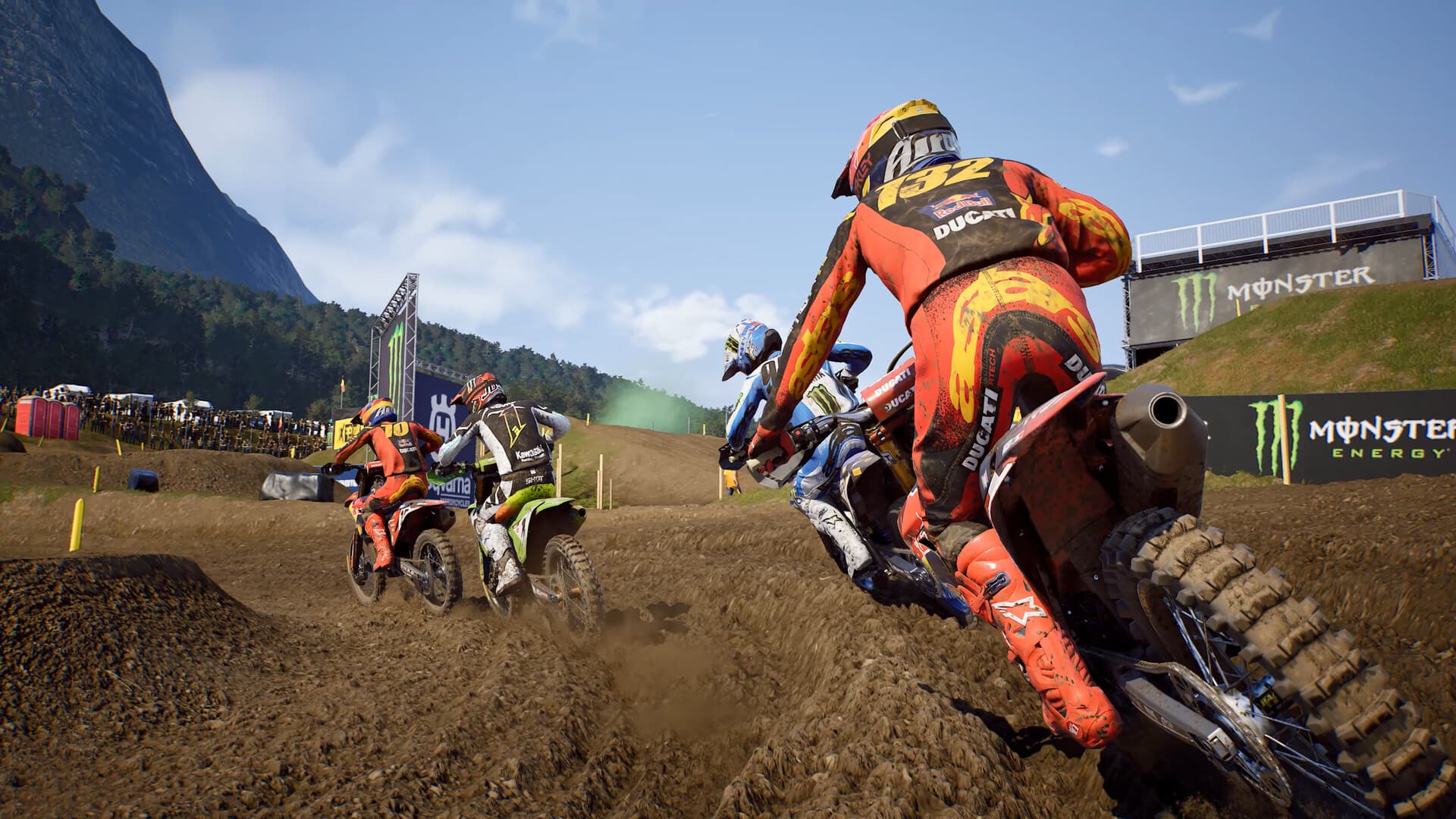 Capture officielle de MXGP 26 montrant plusieurs pilotes aborder une piste de terre marquée pendant une course.