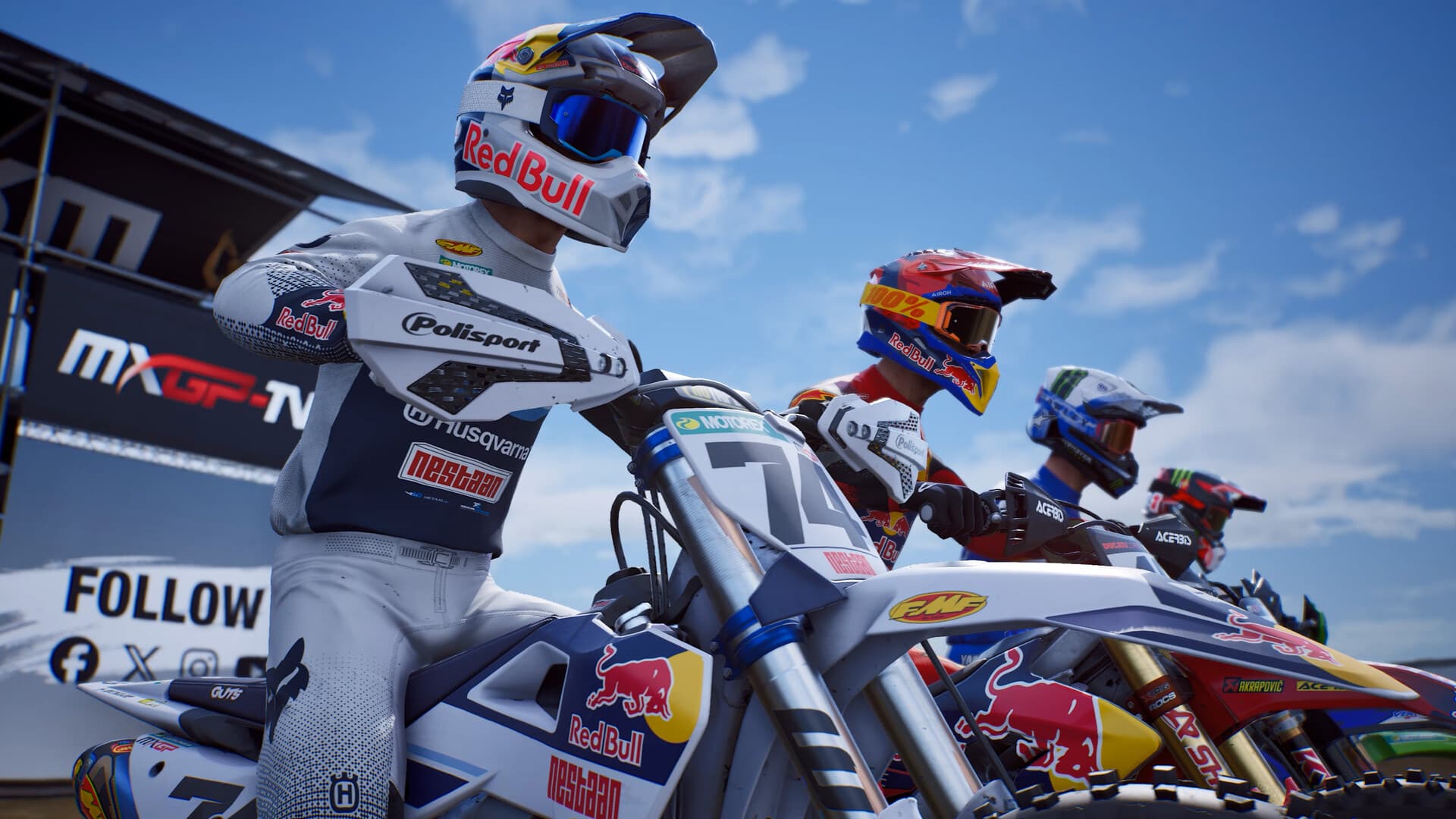 Capture officielle de MXGP 26 montrant plusieurs pilotes alignés sur leurs motos avant une course.