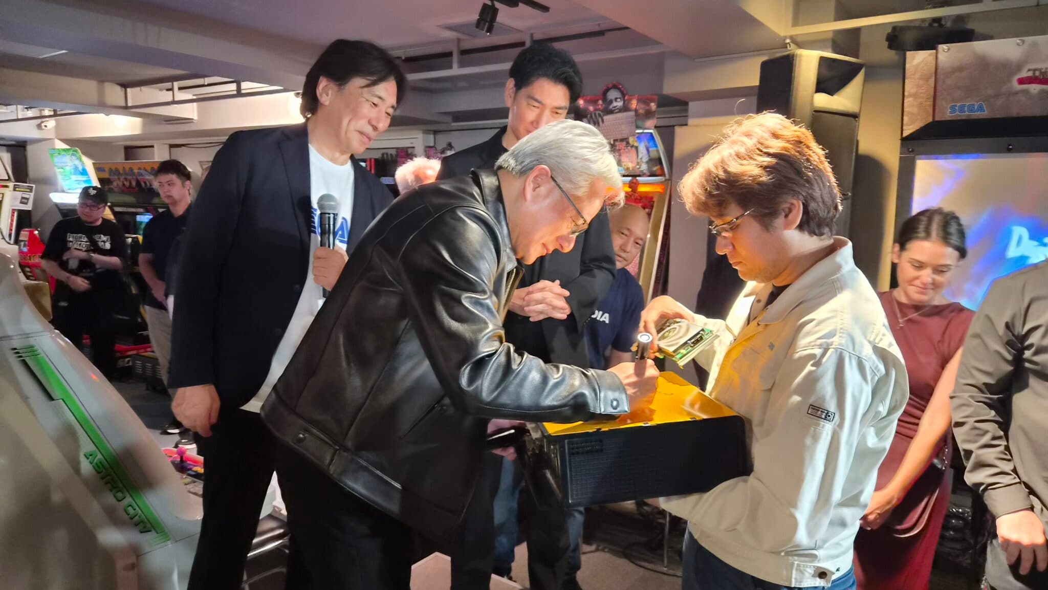 Jensen Huang s’adresse au public lors de l’événement NVIDIA et Sega organisé à Akihabara.