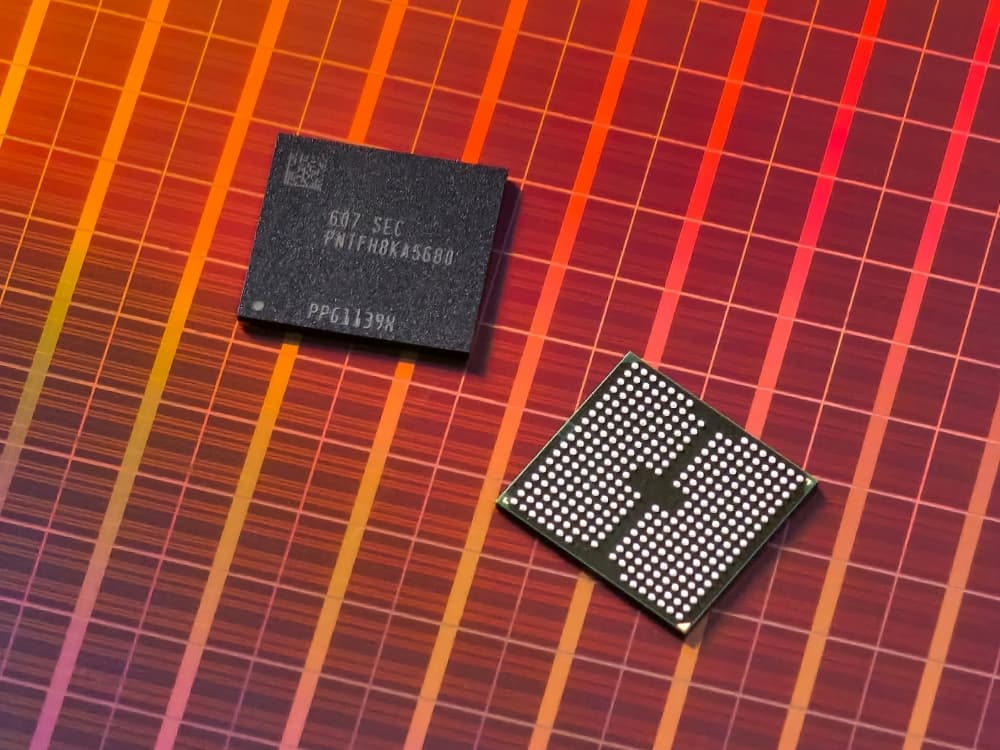 Photographie officielle Samsung de deux composants mémoire présentés sur un wafer lors du FMS 2026.