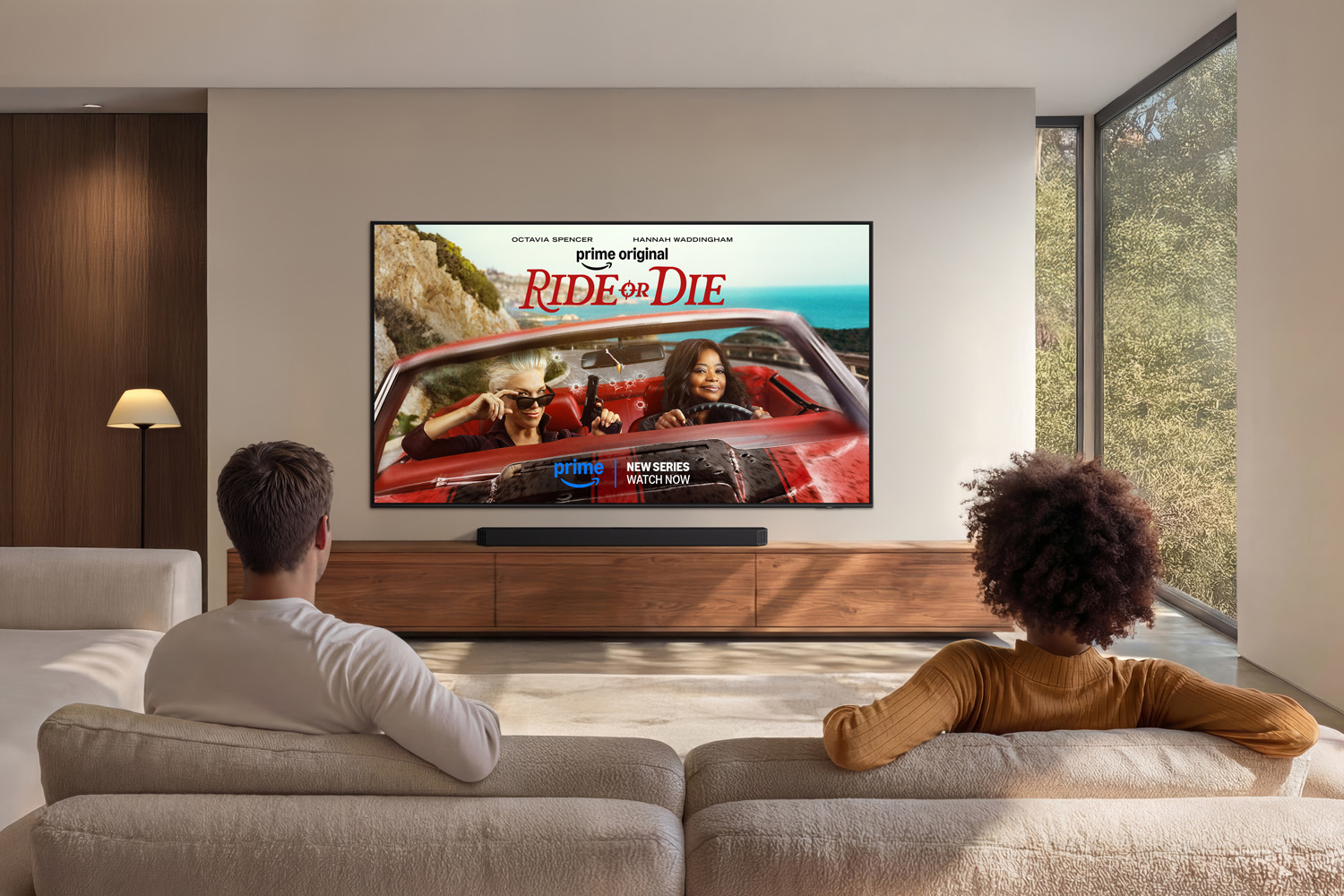 Téléviseur Samsung 2026 affichant la série Prime Video Ride or Die dans un salon.