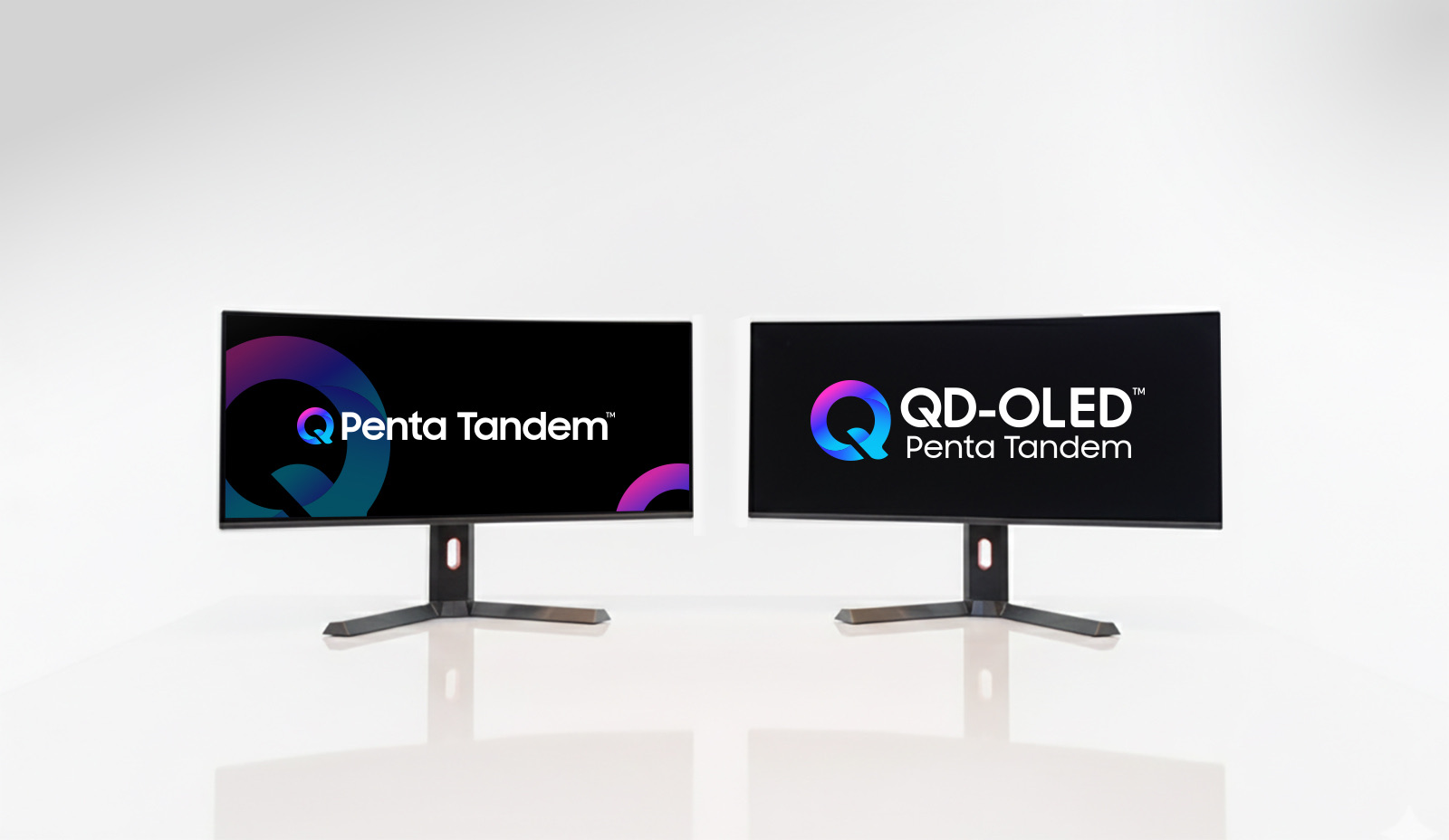 Deux moniteurs de démonstration Samsung Display affichant la marque QD-OLED Penta Tandem sur fond blanc.