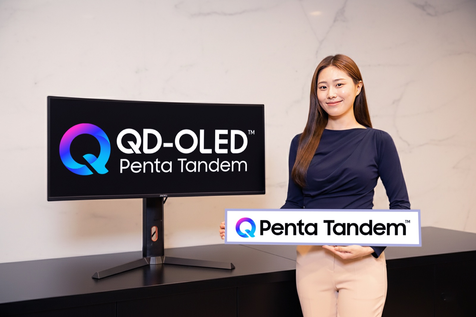 Présentation officielle du nom QD-OLED Penta Tandem par Samsung Display à côté d’un moniteur.