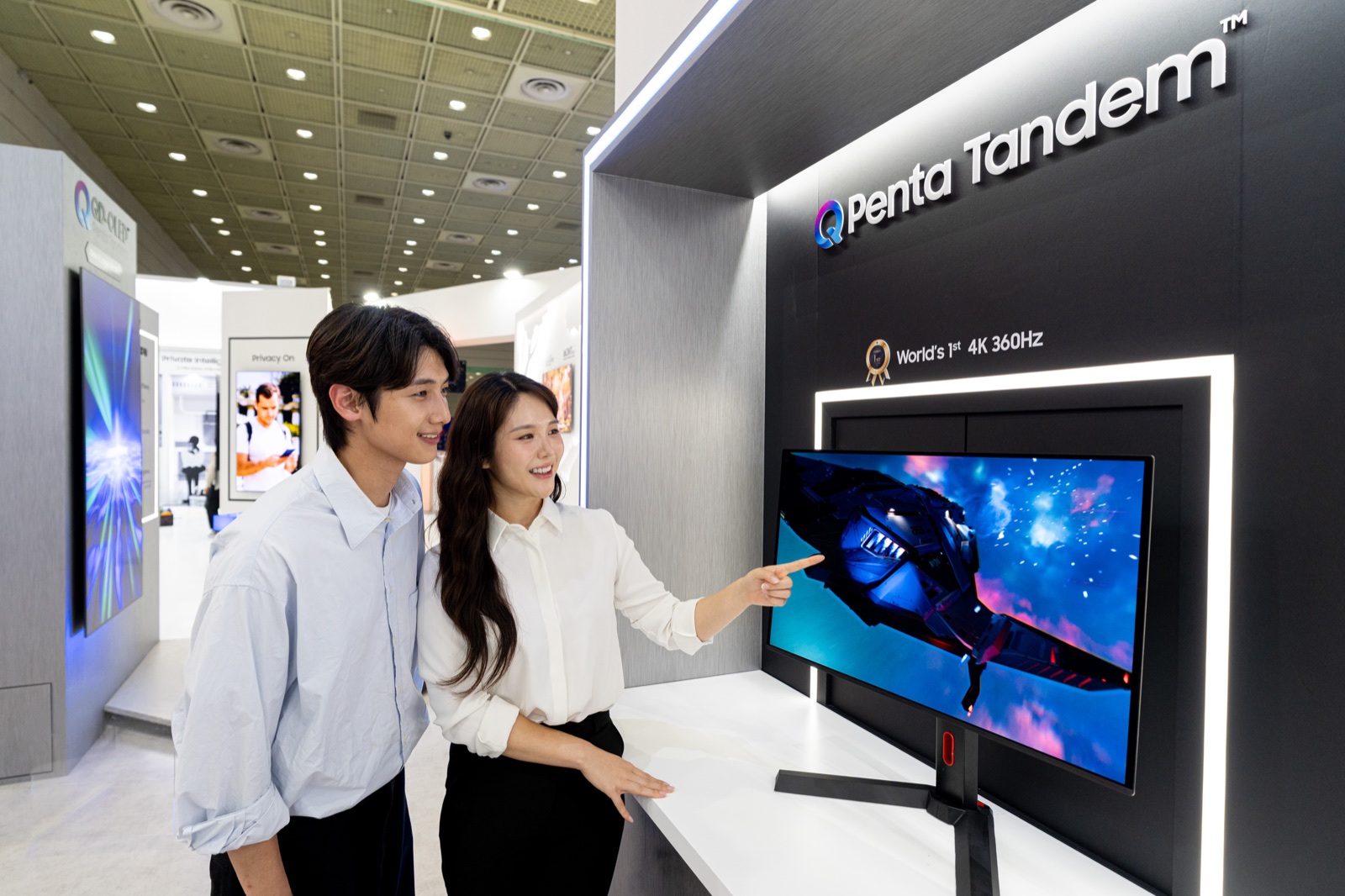 Démonstration officielle d’une dalle Samsung Display QD-OLED Penta Tandem 4K à 360 Hz lors d’un salon.