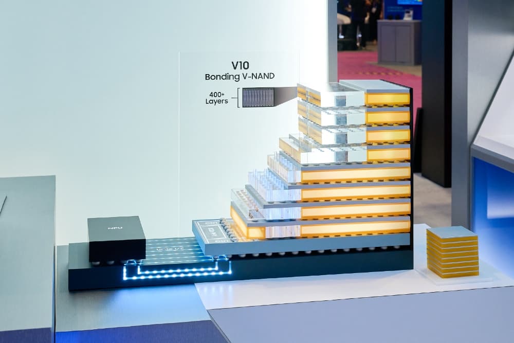 Maquette officielle Samsung V10 Bonding V-NAND montrant une architecture de mémoire flash à plus de 400 couches.