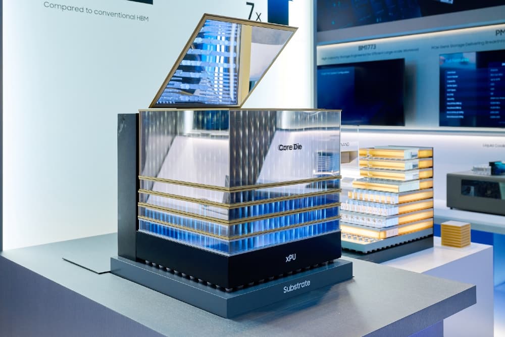 Maquette officielle Samsung zHBM montrant une pile de mémoire placée verticalement au-dessus d’un accélérateur sur son substrat.