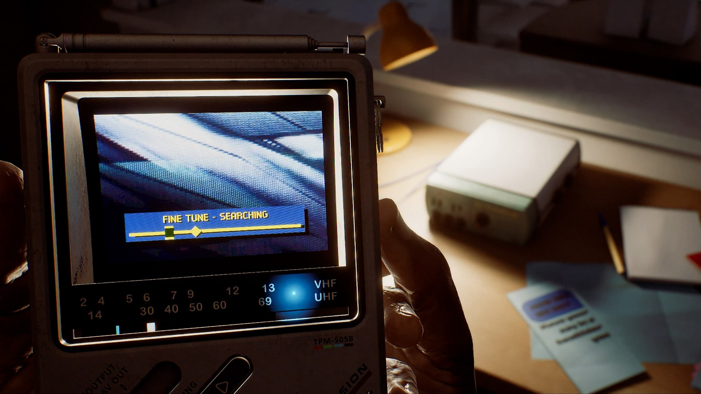 Capture officielle de Silent Hill: Townfall montrant le réglage d’un signal sur le CRTV portable.