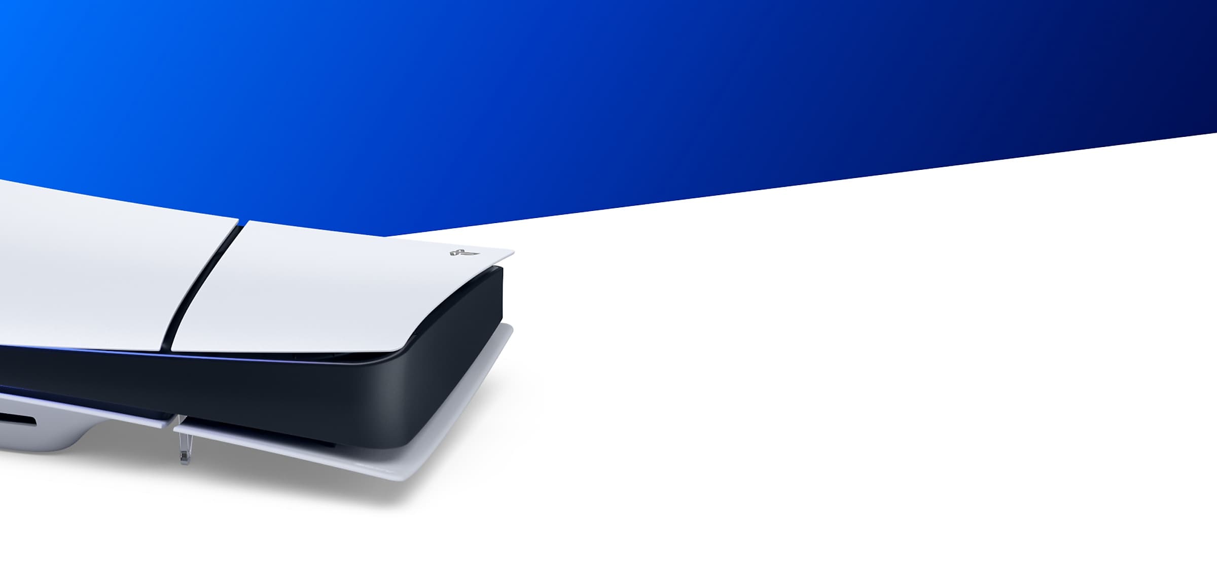 Console PS5 officielle présentée à l’horizontale sur le fond bleu et blanc de PlayStation.