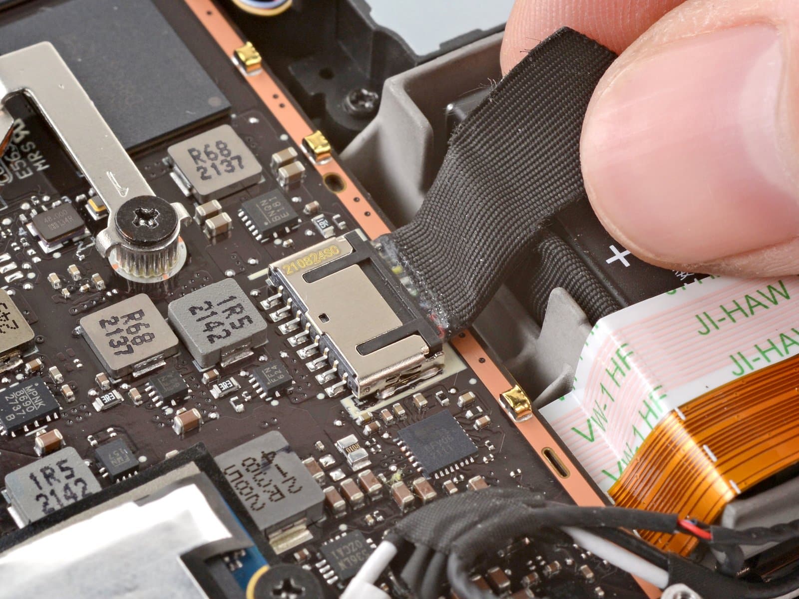 Guide iFixit montrant la déconnexion prudente de la batterie d’un Steam Deck LCD ouvert.